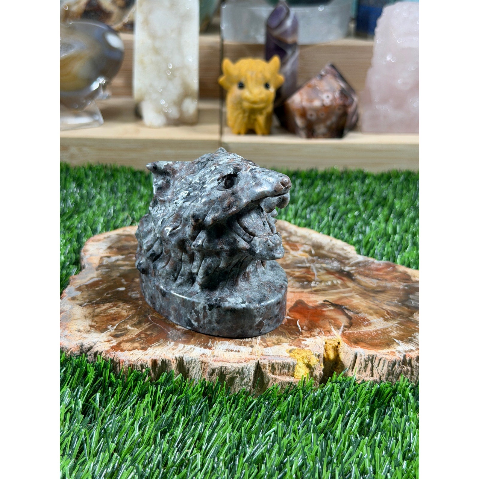 UV Yooperlite Wolf Head Crystal | 13.3 oz / 377 g | 2.5 Inch Carving