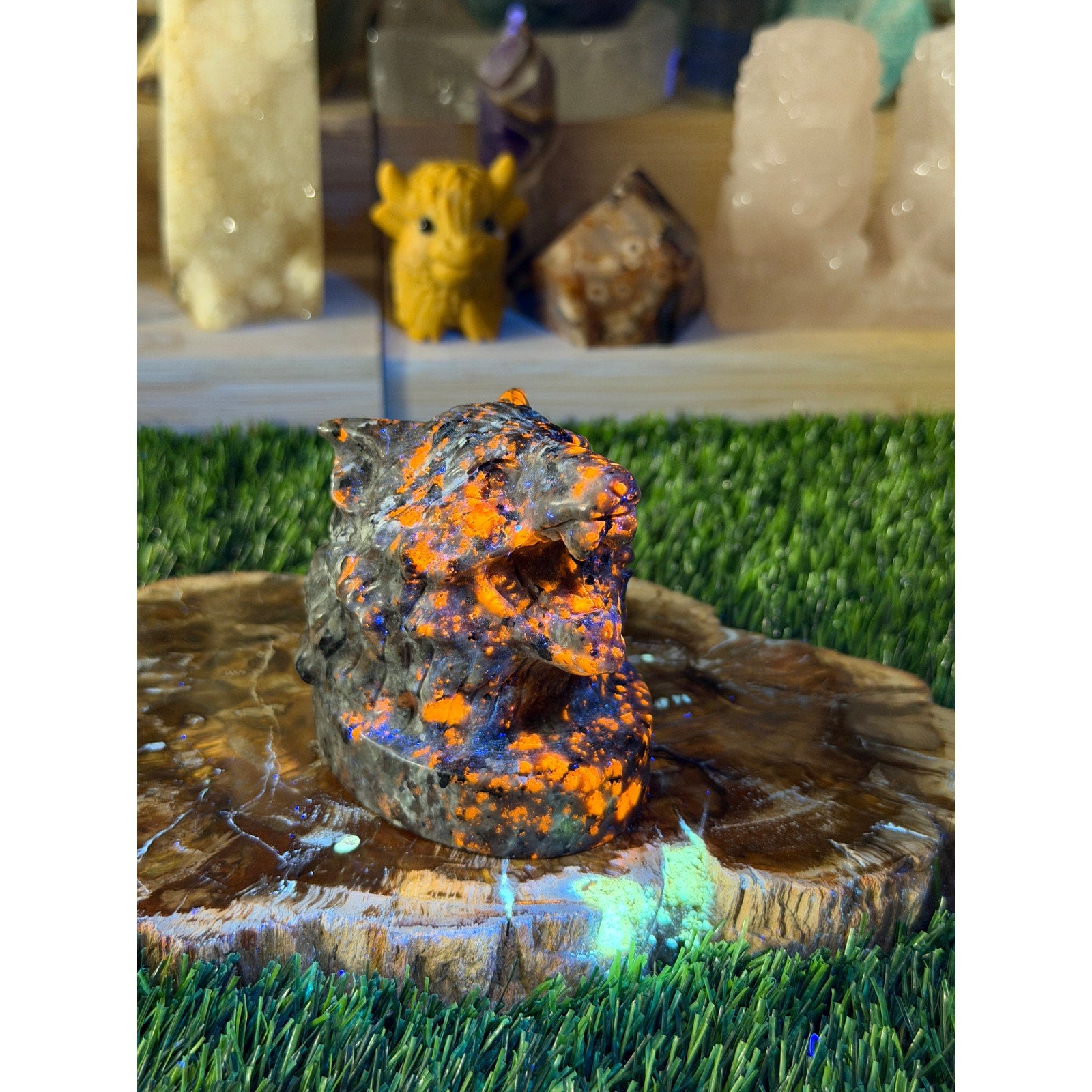 UV Yooperlite Wolf Head Crystal | 13.3 oz / 377 g | 2.5 Inch Carving